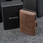 Kaarditasku Elevated Snap 1.0 Chocolate Brown, musta kinkekarbi kõrval
