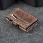 Kaarditasku Elevated Snap 1.0 Chocolate Brown, tagakülg lukuga münditaskuga