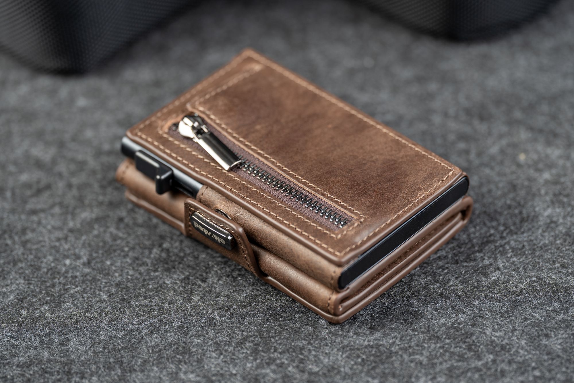 Kaarditasku Elevated Snap 1.0 Chocolate Brown, tagakülg lukuga münditaskuga
