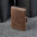 Kaarditasku Elevated Snap 1.0 Chocolate Brown, püsti, külgvaade trukiga