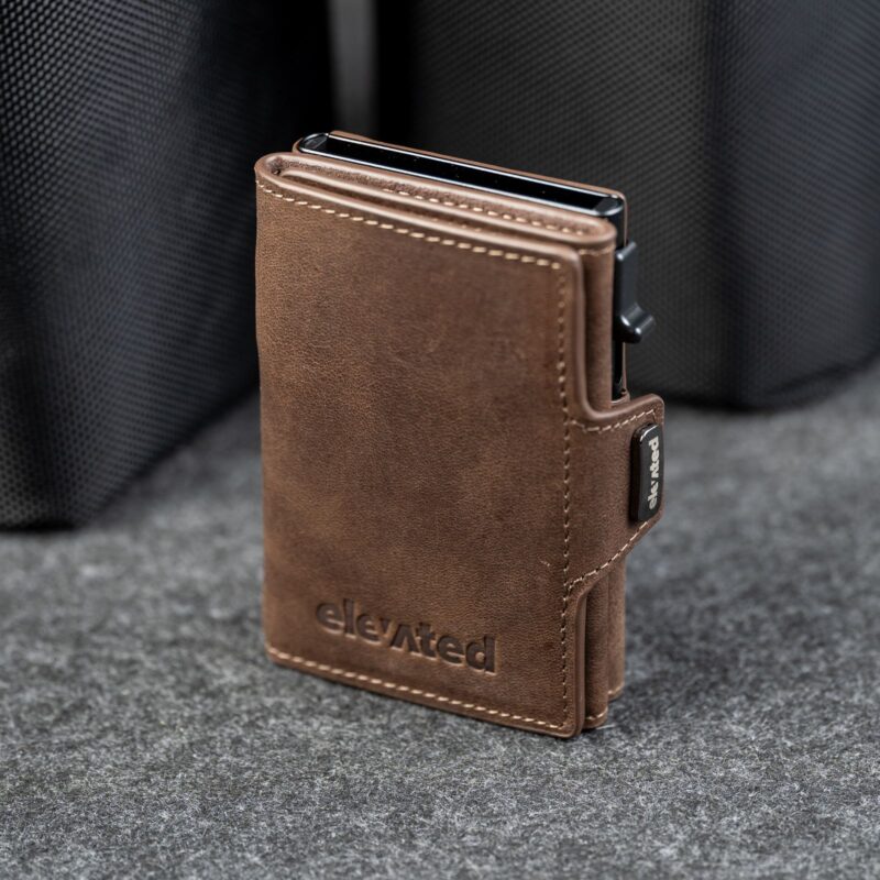 Kaarditasku Elevated Snap 1.0 Chocolate Brown, püsti, külgvaade trukiga