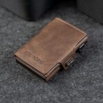 Kaarditasku Elevated Snap 1.0 Chocolate Brown, suletud, eestvaade