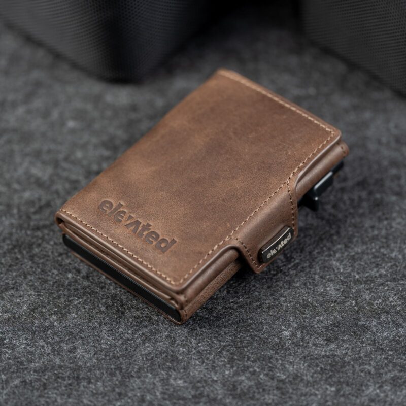Kaarditasku Elevated Snap 1.0 Chocolate Brown, suletud, eestvaade