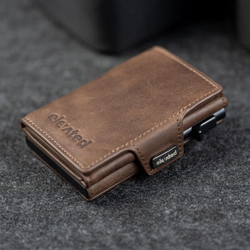 Kaarditasku Elevated Snap 1.0 Chocolate Brown, suletud, nurga alt