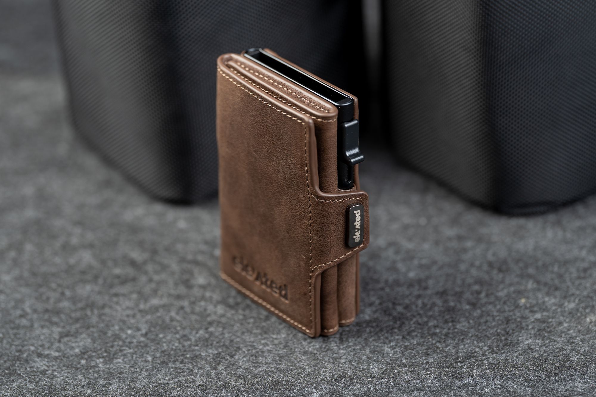 Kaarditasku Elevated Snap 1.0 Chocolate Brown, külgvaade trukiga