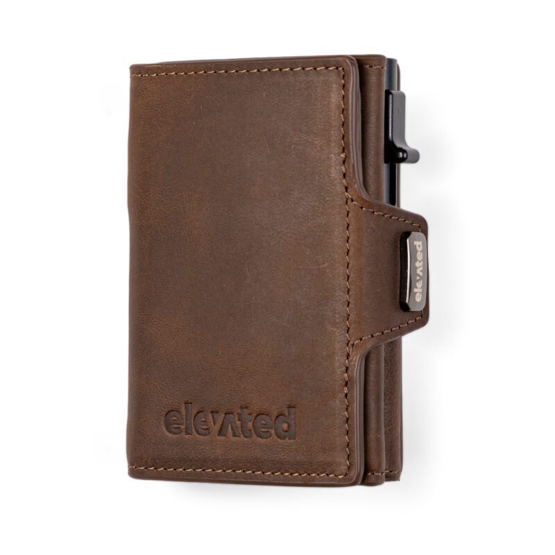 Kaarditasku Elevated Snap 1.0 Chocolate Brown valgel taustal