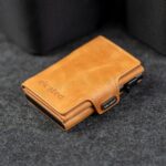 Kaarditasku Elevated Snap 1.0 Pastel Yellow, suletud, nurga alt