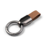 Minimalistlik PU-nahast võtmehoidja VH009 Ochre Brown valgel taustal